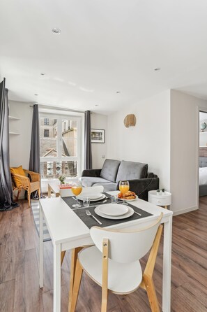 Smart TV, offices - Cosy 1BR Flat in The Heart (Paris)