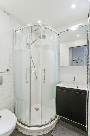 Dusche, Haartrockner, Handtücher