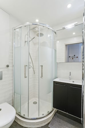 Dusche, Haartrockner, Handtücher