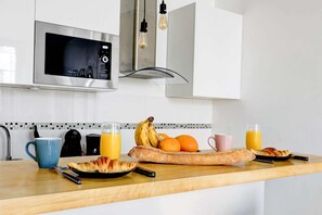 Frigorífico, microondas, horno y placa de cocina