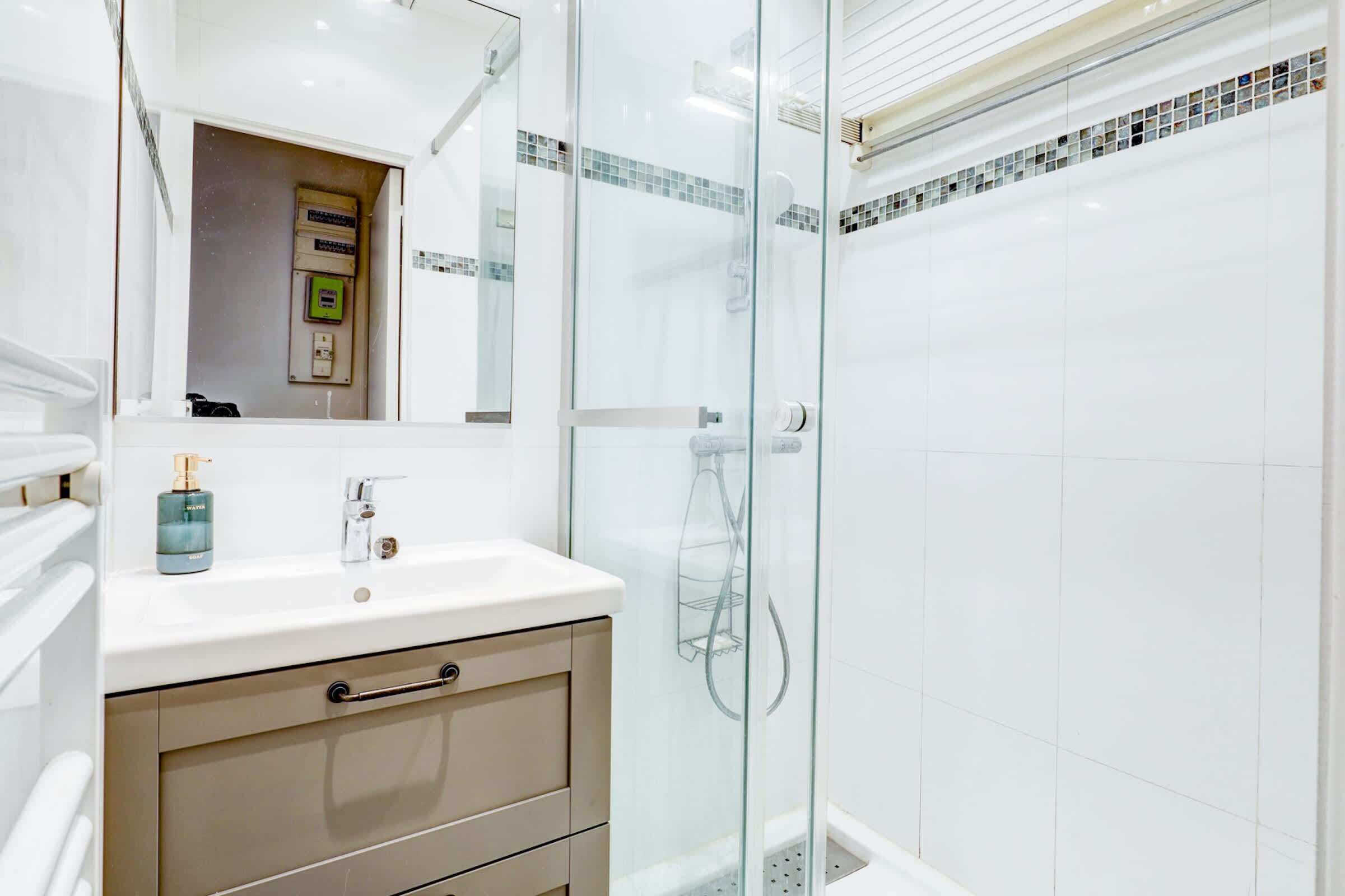 Een douche, een haardroger, handdoeken