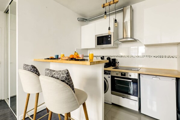 Frigorífico, microondas, horno y placa de cocina