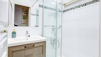 Een douche, een haardroger, handdoeken, zeep