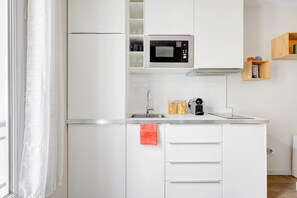 Frigorifero, microonde, forno, piano cottura