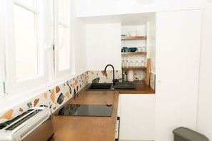 Een koelkast, een microgolfoven, een oven, een kookplaat