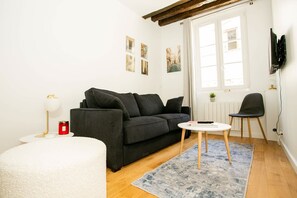 Smart TV, offices - Cozy Marais Studio Next to the Seine - Pont Marie (Paris)