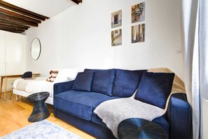 Smart TV, offices - Cozy Marais Studio Next to the Seine - Pont Marie (Paris)