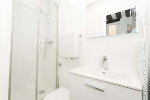 Chuveiro, secador de cabelo, toalhas de banho