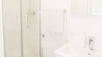 Een douche, een haardroger, handdoeken, zeep