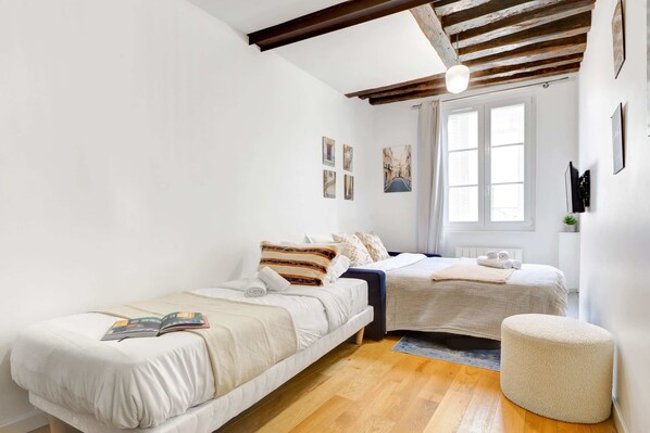 1 bedroom, desk, iron/ironing board, free WiFi - Cozy Marais Studio Next to the Seine - Pont Marie (Paris)