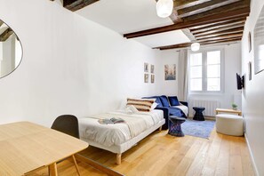 1 室のベッドルーム、デスク、アイロン / アイロン台、WiFi (無料)