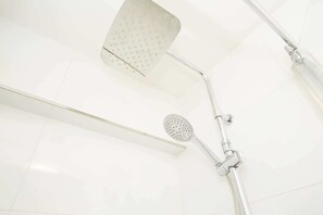 Chuveiro, secador de cabelo, toalhas de banho 
