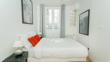 2 slaapkamers, een bureau, een strijkplank/strijkijzer, reisbedje