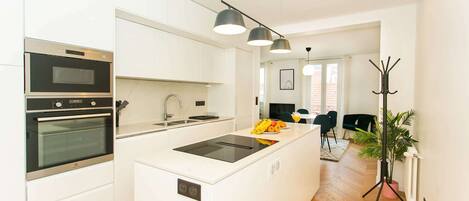 Refrigerador, microondas, horno y parrilla de estufa