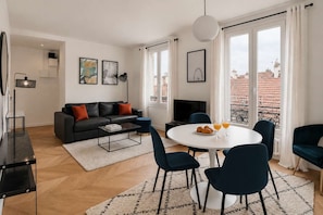 Ein modernes Wohnzimmer mit einer Couch, einem Couchtisch und einem Essbereich.