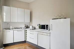 ثلاجة، ميكروويف، موقد طهي مسطح، غسالة أطباق