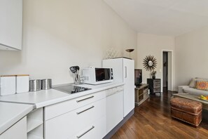 Een koelkast, een microgolfoven, een kookplaat, een vaatwasser