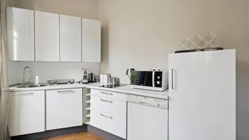 Réfrigérateur, micro-ondes, plaque de cuisson, lave-vaisselle