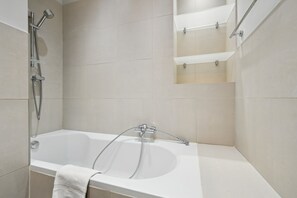 Dusche, Haartrockner, Handtücher, Shampoo