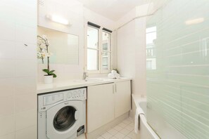 Bruser, hårtørrer, håndklæder