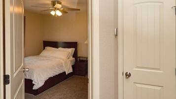 2 slaapkamers, een strijkplank/strijkijzer, gratis wifi, beddengoed