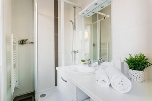 Douche, séchoir à cheveux, serviettes fournies