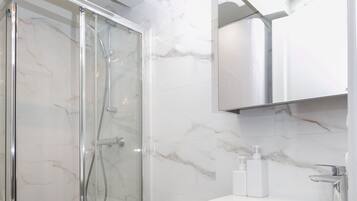 Een douche, een haardroger, handdoeken, zeep
