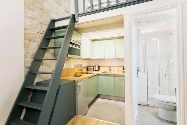 Fridge, microwave, oven, stovetop