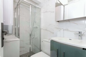 シャワー、ヘアドライヤー、タオル、石鹸