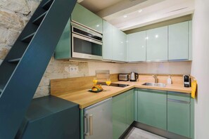 冷蔵庫、電子レンジ、オーブン、コンロ