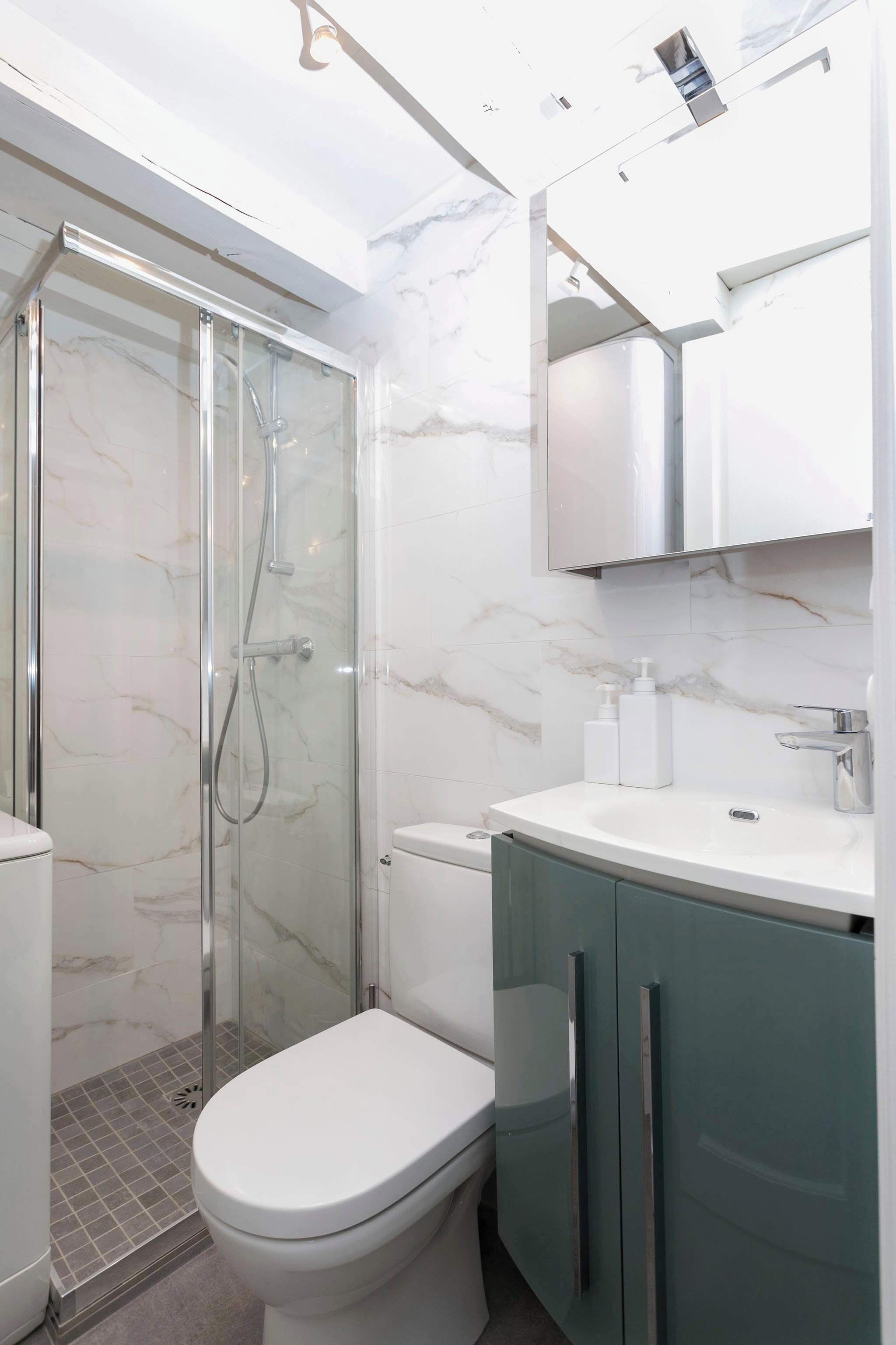 Douche, sèche-cheveux, serviettes fournies, savon