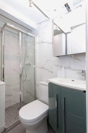 淋浴設備、風筒、提供毛巾、番梘