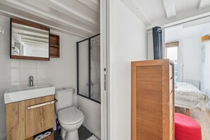 Shower, hair dryer, towels - Lovely 1BR Near Quartier Montorgueil (Paris)