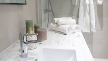 Douche, sĂšche-cheveux, serviettes fournies