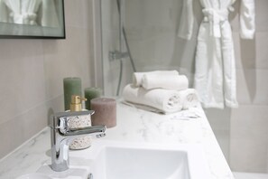 Shower, hair dryer, towels - Charming 1BR in the Heart of Montorgueil Area (Paris)