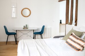 1 habitación, escritorio, tabla de planchar con plancha y wifi gratis 