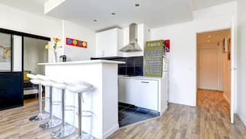 Réfrigérateur, micro-ondes, four, plaque de cuisson