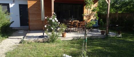 屋外ダイニングエリア