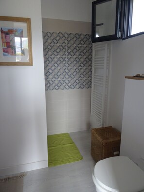 Dusj, hårføner, håndklær og såpe