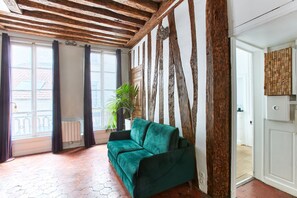 TV, offices - Unique & Lovely 1BR Flat in the Heart of Paris (Paris)