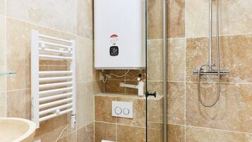 Een douche, een haardroger, handdoeken, zeep