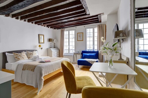 1 habitación, escritorio, tabla de planchar con plancha y cuna de viaje 