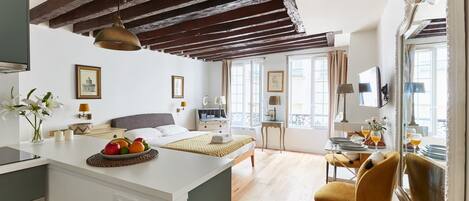 1 habitación, escritorio, tabla de planchar con plancha y cuna de viaje