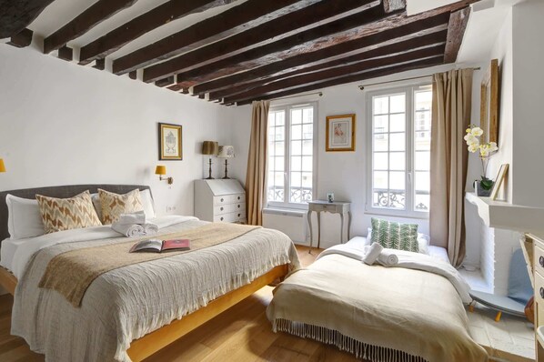 1 quarto, escrivaninha, ferros/tábuas de passar roupa, berço de viagem