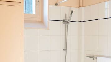 シャワー、ヘアドライヤー、タオル、石鹸