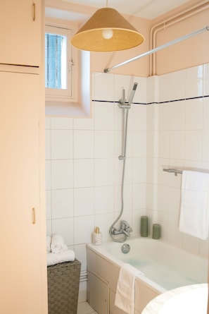 Douche, sĂšche-cheveux, serviettes fournies, savon