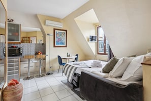 1 habitación, escritorio, tabla de planchar con plancha y wifi gratis