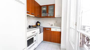 Een koelkast, een magnetron, een kookplaat, een vaatwasser