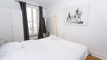 2 Schlafzimmer, Schreibtisch, Bügeleisen/Bügelbrett, Reisekinderbett