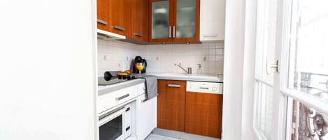 Een koelkast, een microgolfoven, een kookplaat, een vaatwasser